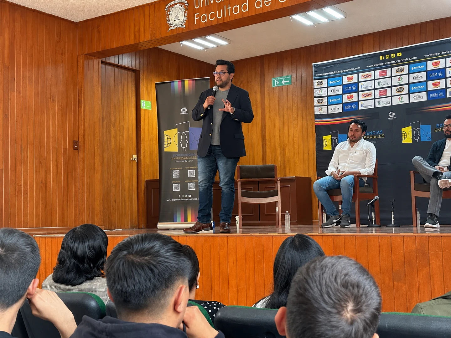 Conferencista Mittel en escenario