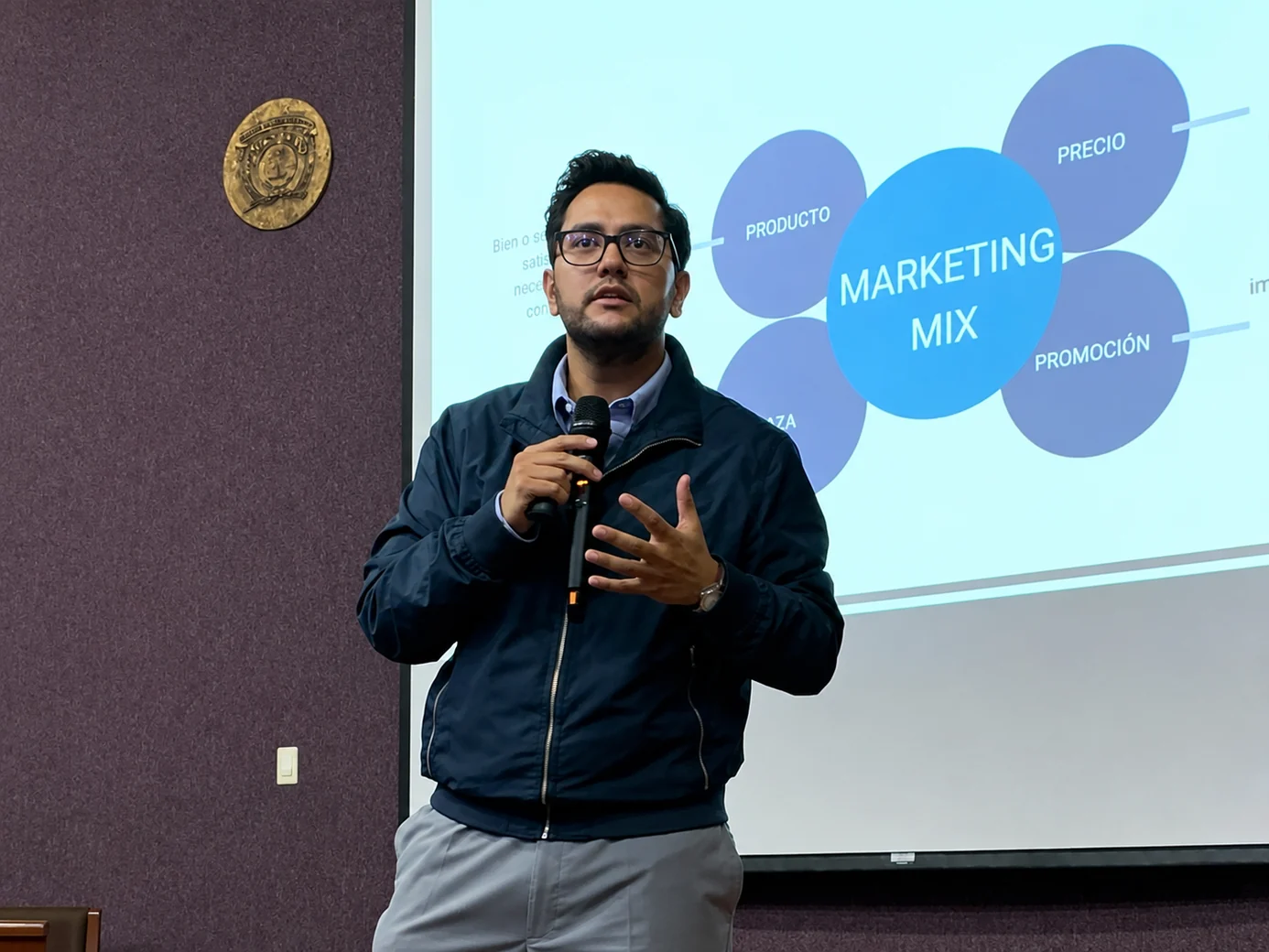 Equipo Mittel / sesión de estrategia con dirección